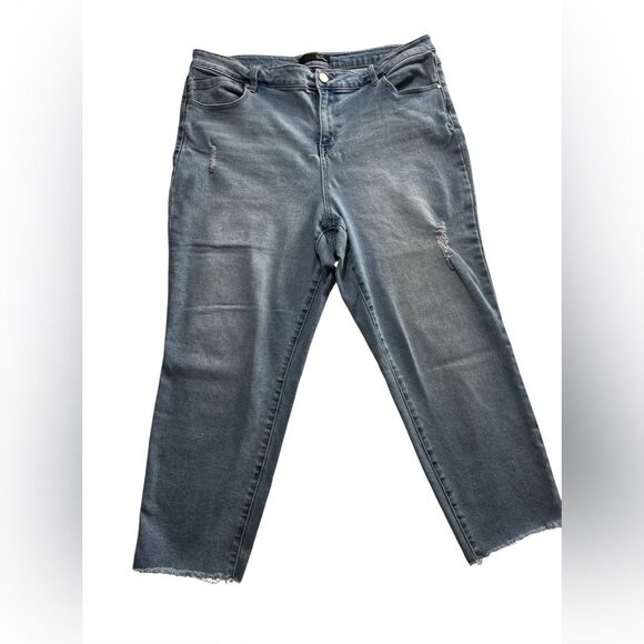 1822 Denim Denim - 1822 Lightwash crop distressed jeans 18W